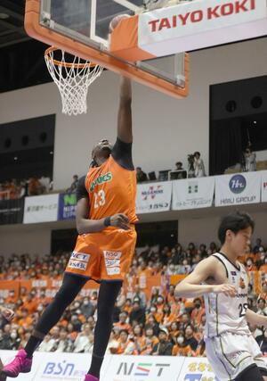 第４クオーター、ムトンボが２点シュートを決め６４－５８＝アオーレ長岡