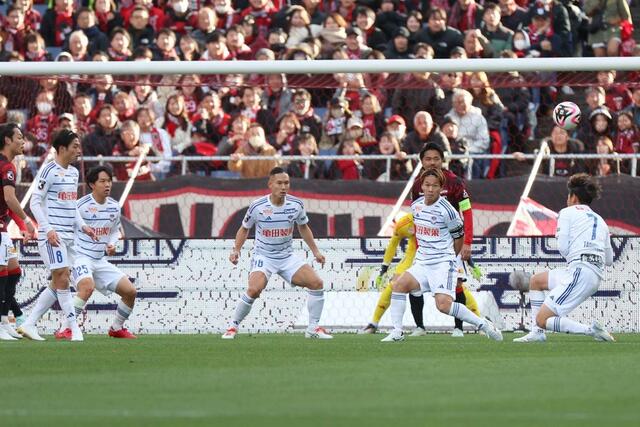 前半、ゴールを死守する新潟＝埼玉スタジアム