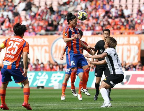 前半、競り合うMF星雄次(19)=デンカビッグスワン