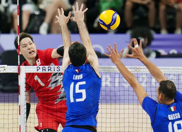 日本－イタリア　第２セット、スパイクを決める西田＝パリ（共同）