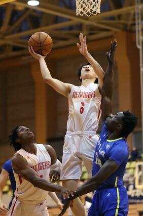 男子バスケ決勝　開志国際－帝京長岡　開志国際の千保銀河がシュートを決め、５－０＝リージョンプラザ上越