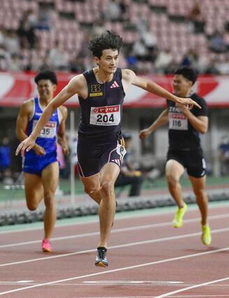 男子４００メートル障害決勝でゴールする豊田兼。４７秒９９で優勝し、パリ五輪代表に決まった＝デンカビッグスワン
