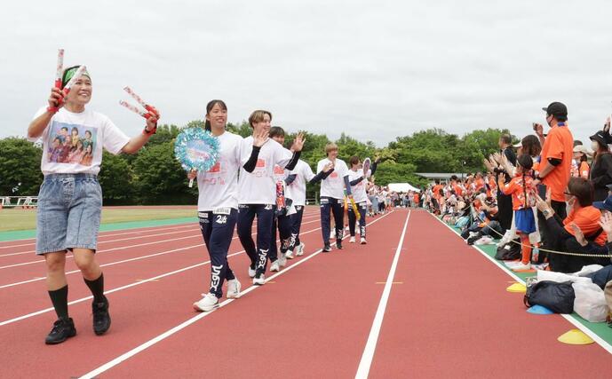 笑顔で手を振る新潟Ｌの選手ら＝新潟市中央区