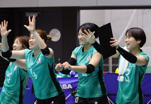 日本-カナダ ジェスチャーで応援する高橋朋伽(右)=駒沢体育館