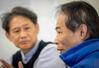 ベトナムを脱出して日本に渡ってきた収容者(右)の話に耳を傾ける柚之原寛史=2025年11月、長崎県大村市の長崎インターナショナル教会