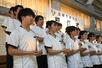 継灯式で看護への決意を示した長岡崇徳大の学生＝１６日、長岡市深沢町