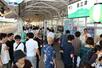 家族連れや鉄道ファンらでにぎわったえちごトキめき鉄道の直江津駅ビアガーデン=7月11日、上越市の直江津駅