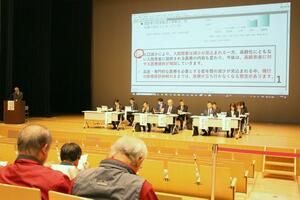 上越地域の医療再編をテーマに開かれた市民説明会＝２７日、上越市本城町