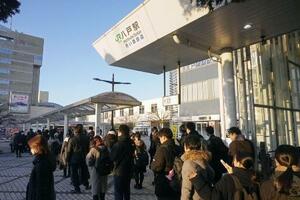 JR八戸線の運休が続き、長い列ができた八戸駅前のバスターミナル=16日、青森県八戸市