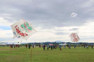 三条凧合戦の秋季大会=三条市上須頃