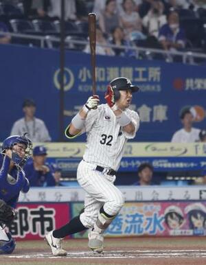 10回ロッテ2死一、三塁、佐藤が右前にサヨナラ打を放つ=ZOZOマリン