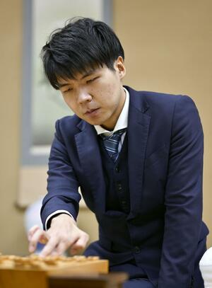 将棋の第50期棋王戦コナミグループ杯挑戦者決定戦を制し、タイトル初挑戦を決めた増田康宏八段=17日午後、東京都渋谷区の将棋会館