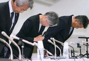 記者会見で謝罪する国士舘大の田原淳子学長(中央)ら=20日午後、東京都世田谷区