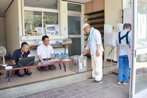 投票所が廃止された地域に開設された期日前投票所=佐渡市小比叡