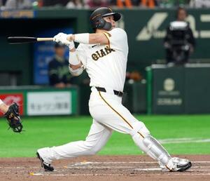 4回巨人1死一、二塁、大城が右越えに先制3ランを放つ=東京ドーム
