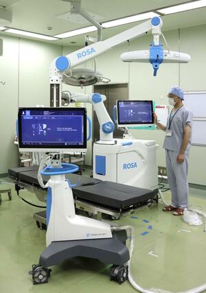 県立中央病院が導入する手術支援ロボット=上越市新南町