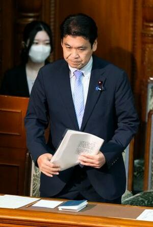 参院本会議で学校教育法などの改正案が可決、成立し、一礼する松本文科相=10日午前
