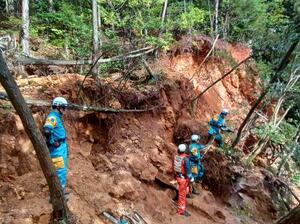石川県小松市金平町の土砂崩れ現場を捜索する消防隊員ら=6日午前(小松市消防本部提供)