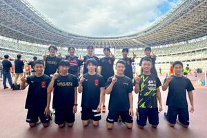 「みんなでつなごうリレーフェスティバル２０２４」に出場した新潟県代表の選手たち＝東京・国立競技場