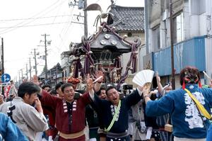 「燕1000人みこし」の威勢の良いかけ声が響いた飛燕夏まつり=燕市仲町