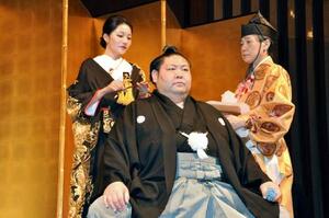 断髪式で妻祐華さんにはさみを入れられる元幕内剣翔=6日、東京都内