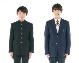 詰め襟(左)とブレザーの学生服(菅公学生服提供)