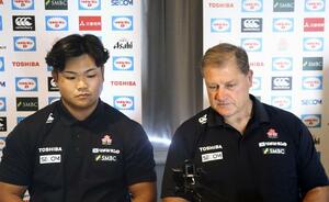 オンラインで記者会見するラグビー日本代表のハットリー・ヘッドコーチ代行（右）と奥井＝１６日（（ｃ）ＪＲＦＵ）
