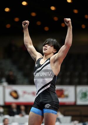 男子グレコローマン72キロ級で優勝し、ガッツポーズする本名一晟=代々木第二体育館