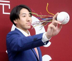 契約更改交渉を終え写真撮影に応じる巨人の大勢=26日、東京都内の球団事務所