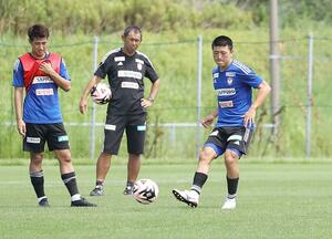 練習に合流したＦＷ小見洋太（右）＝聖籠町