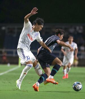 福岡－新潟　前半、攻め上がるＭＦ長谷川巧＝ベススタ