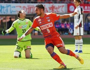 新潟-山口 前半16分、先制ゴールを決め、駆け出すFWレオナルド=5月4日、ビッグスワン previousnext