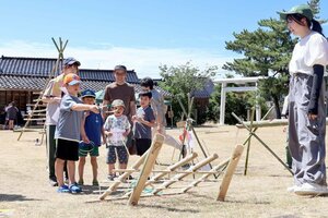 子どもたちが竹で作った遊具やゲームを楽しんだ「バンブーフェスティバル」=佐渡市真野新町