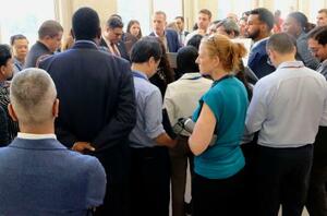 プラスチックによる環境汚染に歯止めをかける国際条約の交渉会合で、会議室外の廊下で意見を交わす各国の交渉官ら=2025年8月、ジュネーブ(共同)