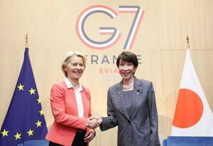 会談で握手を交わす高市首相(右)とEUのフォンデアライエン欧州委員長=17日、フランス東部エビアン(代表撮影・共同)