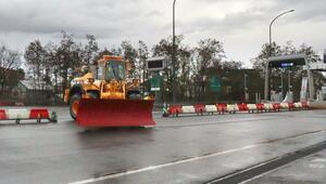 合同訓練で高速道路料金所付近の除雪の動きを確かめる県の除雪車=12月5日、柏崎市