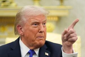 22日、米ワシントンのホワイトハウスで記者に応じるトランプ大統領(AP=共同)
