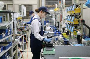 北越工業の小型コンプレッサーの組み立て工程現場。女性が働きやすい環境を整える=燕市