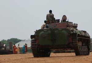　南スーダンの首都ジュバで、政府軍兵舎に置かれた軍事車両＝６日（ロイター＝共同）