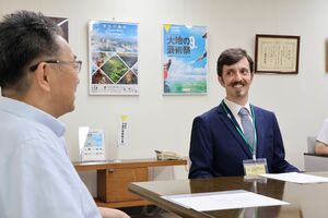着任のあいさつをするロベルトさん=十日町市役所