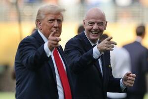 サッカーのクラブワールドカップ決勝を観戦したトランプ米大統領(左)とFIFAのインファンティノ会長=7月、米東部ニュージャージー州(ゲッティ=共同)