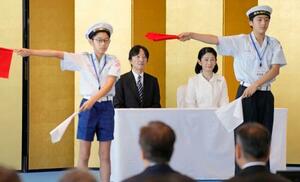 「海の日記念行事2025」に出席された秋篠宮ご夫妻=21日午前、東京都江東区の東京国際クルーズターミナル