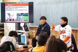 コーチの心得などを語ったオイシックス新潟アルビレックスＢＣコーチの稲葉大樹さん（右）＝長岡市鶴ケ曽根