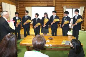 緑泉寮を卒業し、花束を手に持つ３期生＝阿賀町京ノ瀬