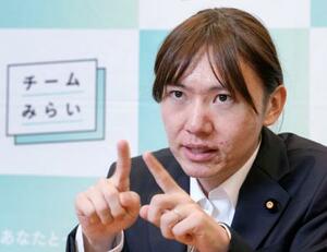 インタビューに答えるチームみらいの安野党首