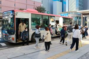 多くの乗客が利用した初回のバス無料デー=2024年11月、新潟市中央区万代1