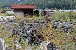 放火で全焼した古民家跡=9月17日、岐阜県飛騨市神岡町