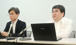 提訴後に記者会見する弁護士ら=10日午前、大阪市