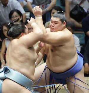 琴勝峰(左)と攻め合う大の里。押し出しで下す=両国国技館