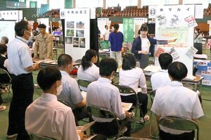 企業の担当者から熱心に説明を聞く高校生たち=柏崎市